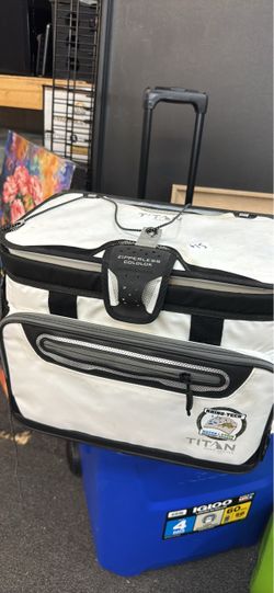 Titan Deep Freeze Rolling Cooler Bag
