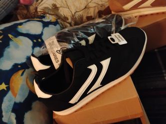 Tennis shoes