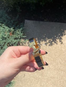 gold H bracelet