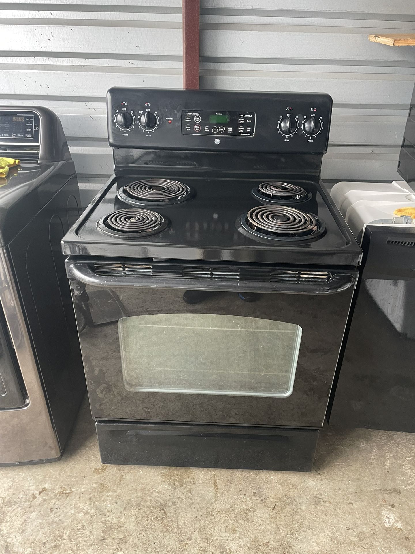 GE Electric Range Works Very Well 