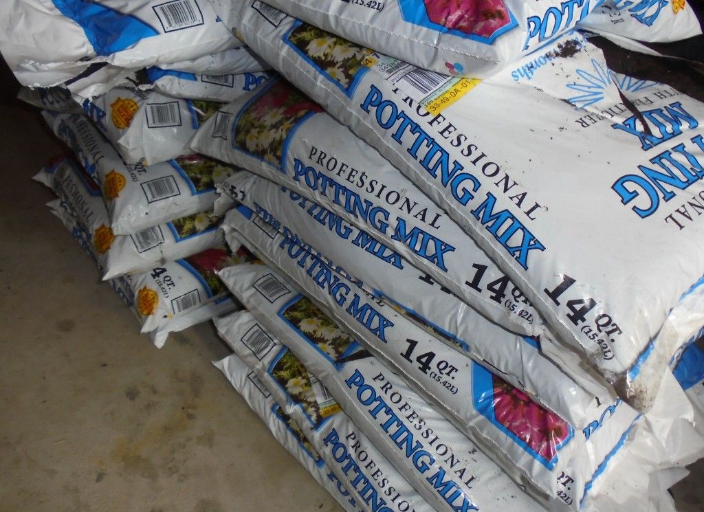 17 Bags Of Professional Potting Mix with Fertilizer 14 Qt. Bags Soil Dirt Plants Flowers Garden