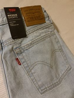 High Rise Levi’s Shorts//Size: 28