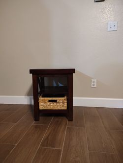 Mesa lateral con canastilla
