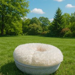 DISCOUNTED PRICE FOR TODAY Round Fluffy Pet Bed in Great Condition