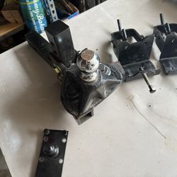 Equalizer weight distribution hitch with sway bar control