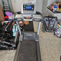 Life fitness treadmill