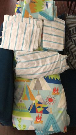 Quilt and fitted sheet, flat and two pillowcases