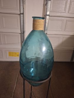 Big vase with stand