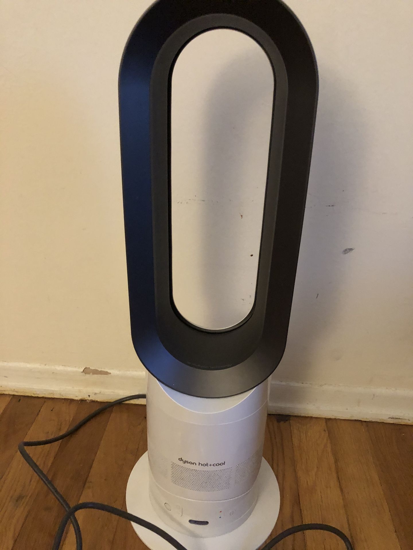 Dyson Hot+Cool Air Multiplier, Jet Focus Fan Heater White/grey - AM04 EVO  In very good condition , working perfect  Will ship in non-retail box.  Onl