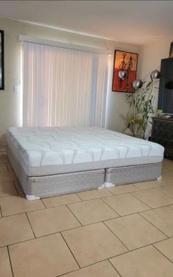 VERY NICE KING SIZE MEMORY FOAM MATTRESS AND BOXSPRINGS FOR SALE! IN GREAT CONDITION, FREE DELIVERY