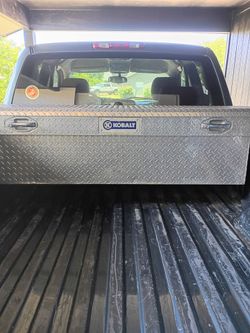 Truck toolbox with key