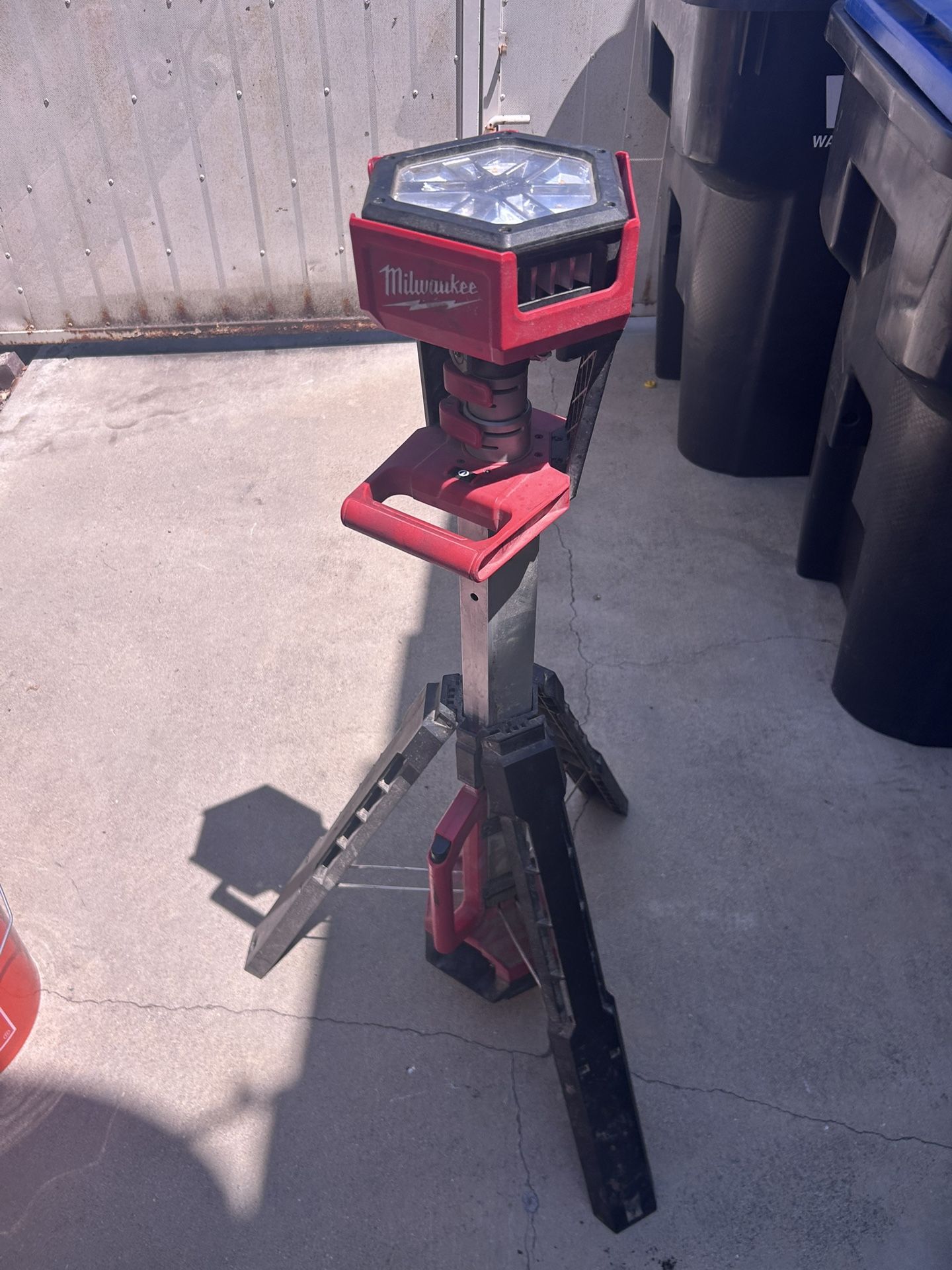 Milwaukee 18V Rocket Tower Light