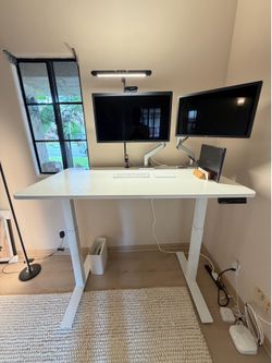 https://offerup.com/redirect/?o=QXV0b25vbW91cy5haQ== Standing Desk (white)