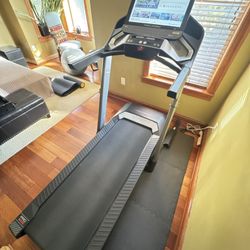 Treadmill Proform Pro 9000 Looks Like New 