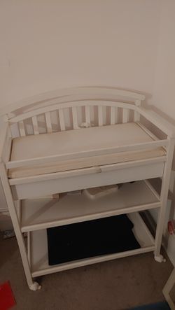 WHITE BABY CHANGING TABLE
