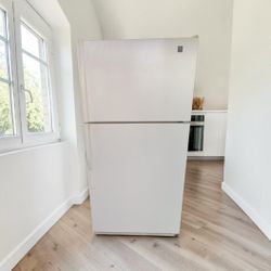 REFRIGERATOR..  110V FRIDGE IVORY BISCUIT EXCELLENT CONDITION AND VERY CLEAN 