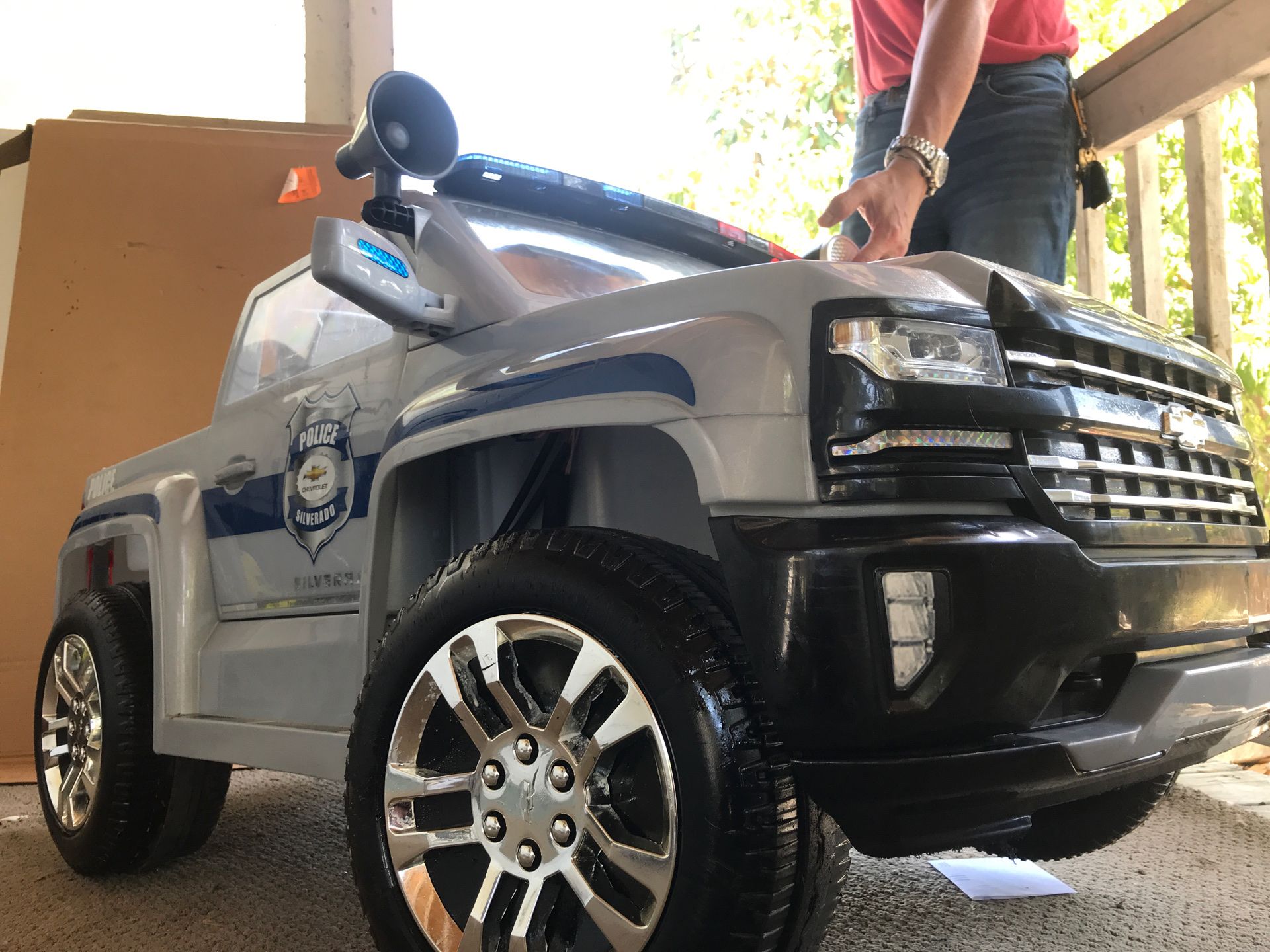 Kids Chevy Silverado police jeep with functioning siren MP3 player CB walkie-talkie