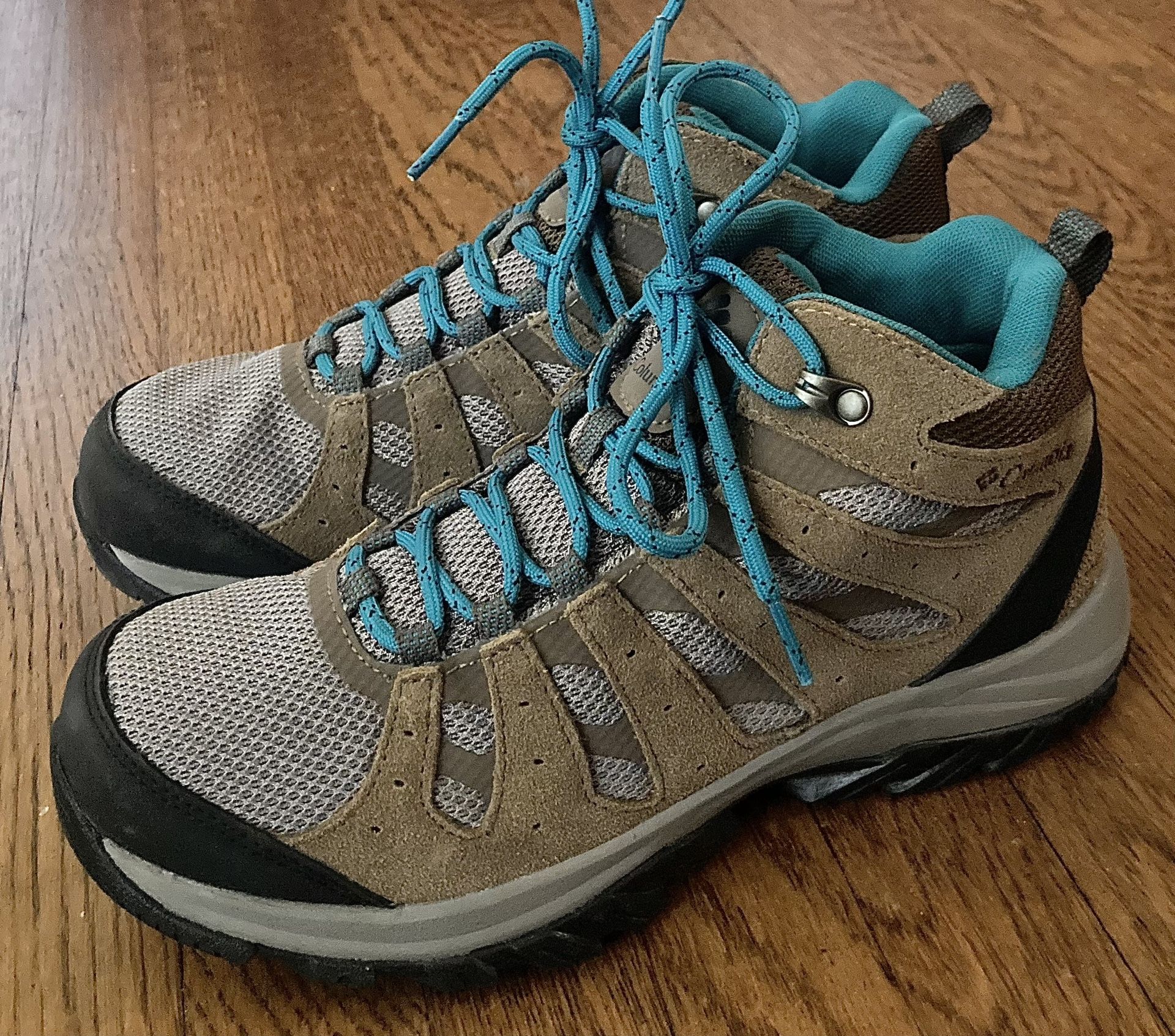 WOMENS COLUMBIA HIKING BOOTS