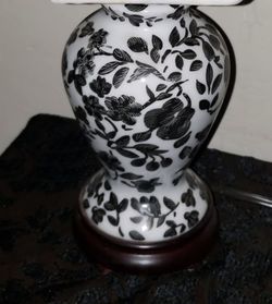 VINTAGE CHINOISERIE BLACK WHITE FLORAL ORIENTAL SIDE TABLE LAMP CARVED WOOD BASE