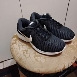 Very Nice Women's Nike Shoes Size (8.5) Located In Reedley 