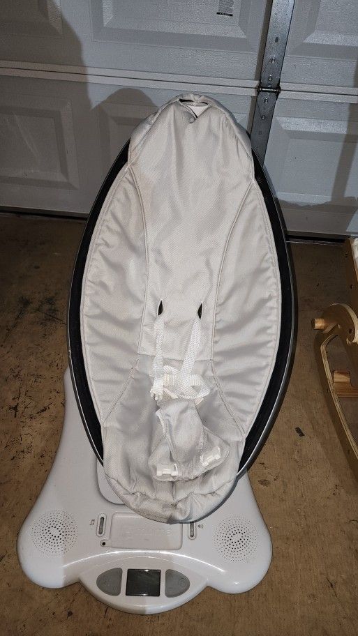 4moms Mamaroo swing