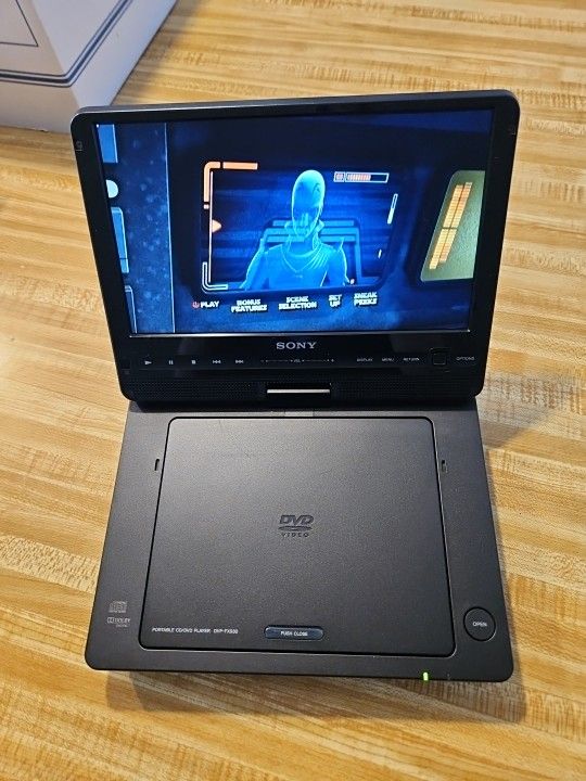 SONY DVP-FX930 Portable DVD Player 180-Degree Swivel and Flip Screen 9" LCD Case