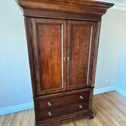 BASSETT FURNITURE Original Price $2,000 Cherry Traditional British Imperial Style 52" Armoire