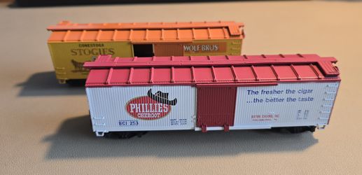 HO Scale Model Train Box Cars