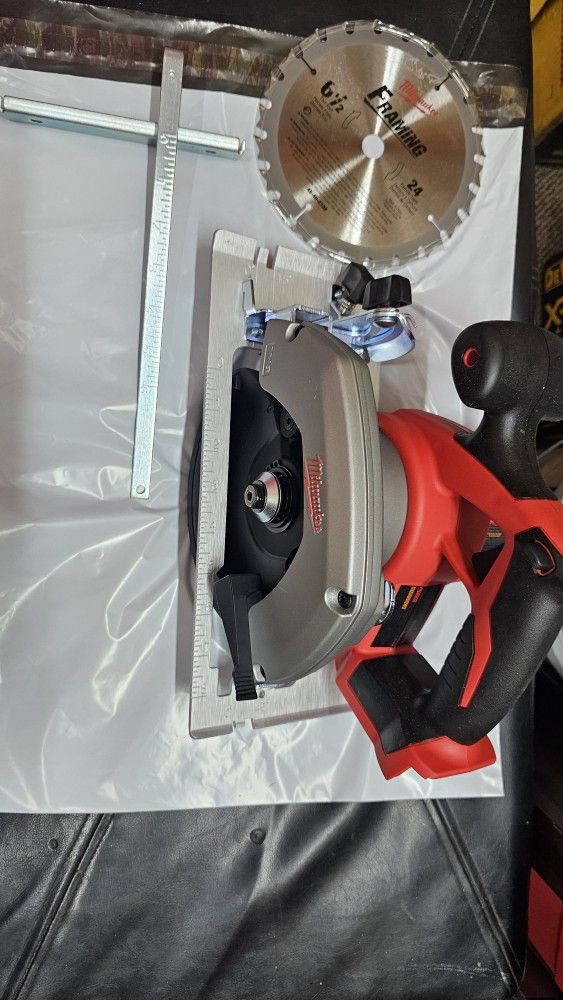 Milwaukee M18 Compact 18-Volt 6 1/2" Circular Saw Tool-Only