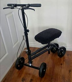 KNEEROVER KNEE SCOOTER/WALKER. MATTE BLACK. FOLDABLE. ADJUSTABLE. DUAL BRAKES. PAD W/SERPA COVER. EXCELLENT CONDITION!
