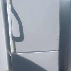 Huge 22 Cu Ft Whitevkenmore Bottom Freezer