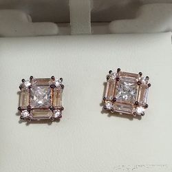 Very Beautiful 😍 🆕 14k Rose🌹Gold Diamond 💎 Earrings!