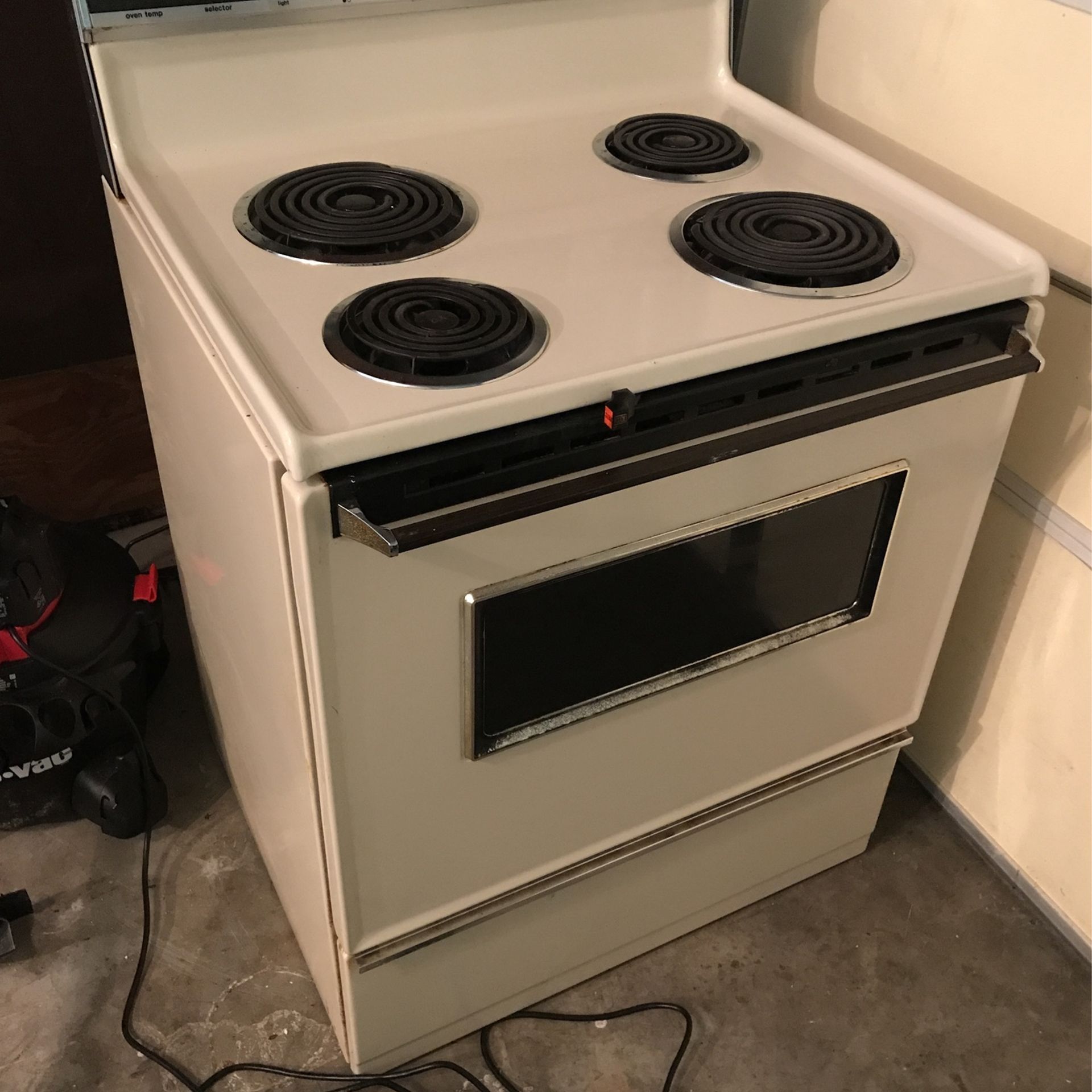 Free, Must Pick Up. Electric Range / Oven / Stove, Clean