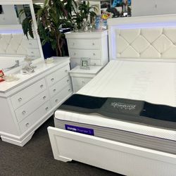 Clearance Sale Now💥Beautiful White 5pc Bedroom Furniture Set Available For Limited Time Only $699