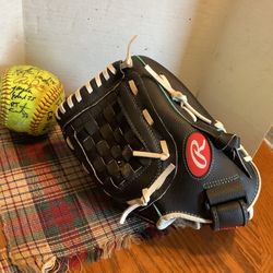 Rawlings 11.5” Girls softball glove, brand new comes with 2 softballs, it is broken in, leather palm Plainfield, Illinois