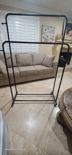 Rack to hang clothes