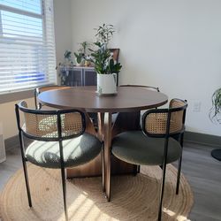 Modern Round Dining Table Set – 4 Chairs + Rug (Great Condition)