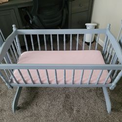 Vintage Baby Rocker Crib/bassinet