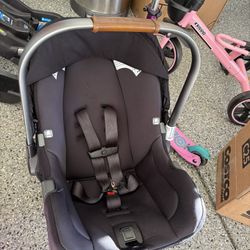 Nuna Car seat Base + Nuna Car Seat 