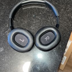 JBL 760 NC headphones