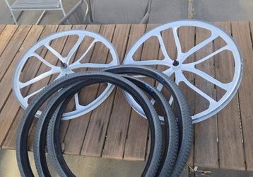 26" R4 Magnesium Rims + 3 Tires