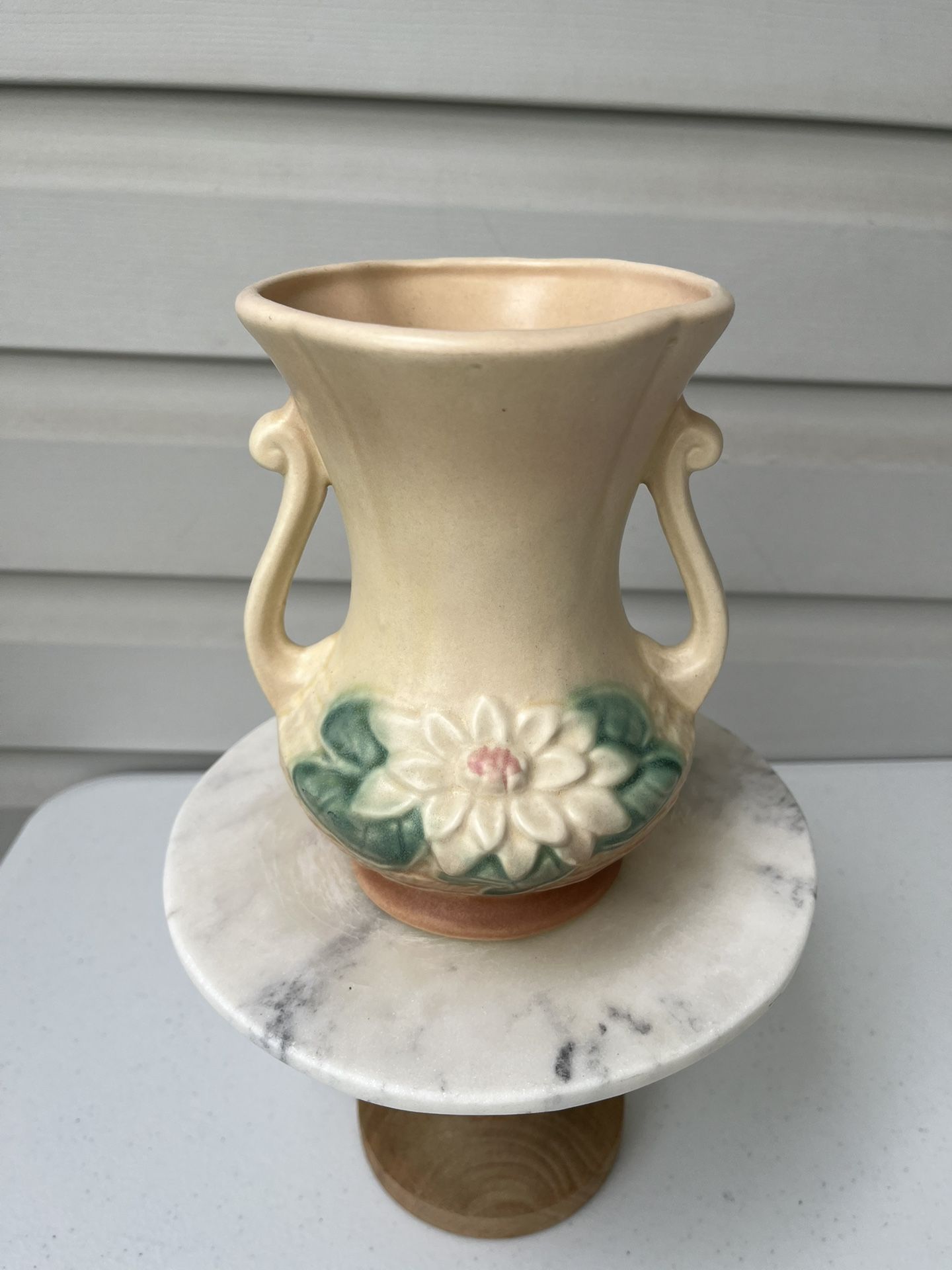 Vintage Hull Pottery Water Lily Vase, Model No. L-4