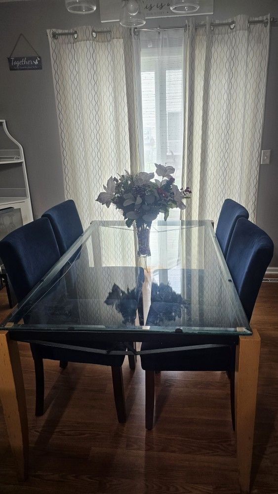 Beautiful Glass Dining Table With 4 chairs