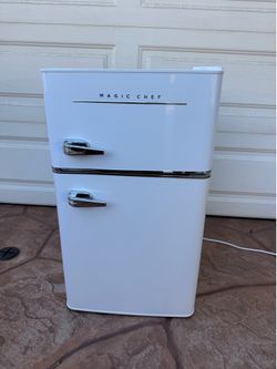 Mini Fridge- Perfect for College Dorm! | Great Condition