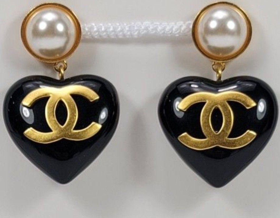 CHANEL Wood Pearl CC Heart Drop Earrings Gold for Sale in Winnetka, IL -  OfferUp