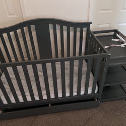 Solano 4-in-1 Convertible Crib and Changer with StorageBy Graco With Mattress 