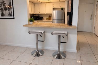 2 Bar stools