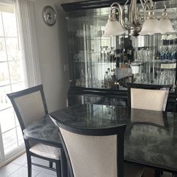 Dinning Room Set With Hutch