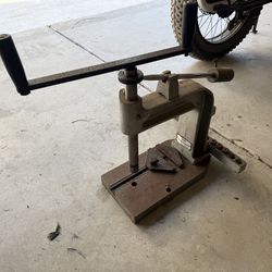 Hand tapping machine