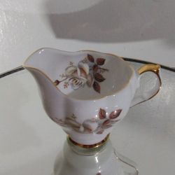 50's QUEEN ANN ENGLAND PORCELAIN CREAMER 4"×3"